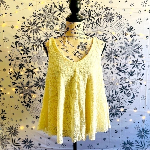 Lace cropped flowy camisole - Picture 2 of 5